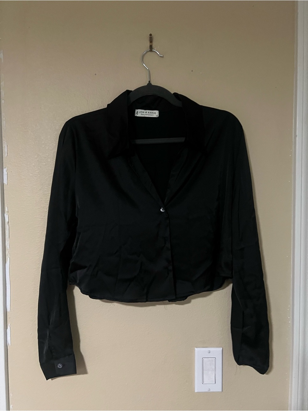 Jon & Anna Black Cropped Button-Front Long-Sleeve Blouse